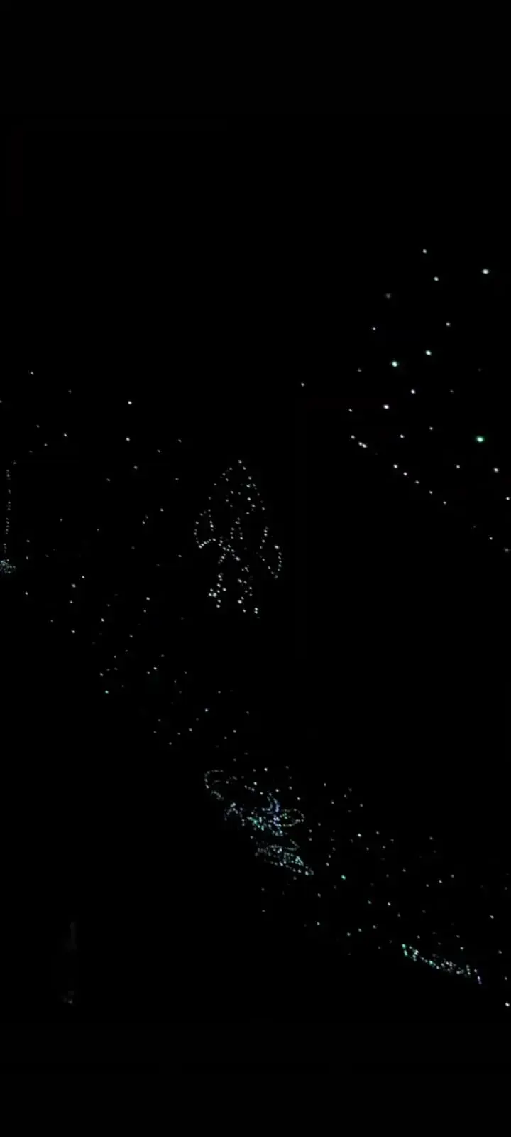 Plafond automobile sombre ponctué de points lumineux façon ciel étoilé
